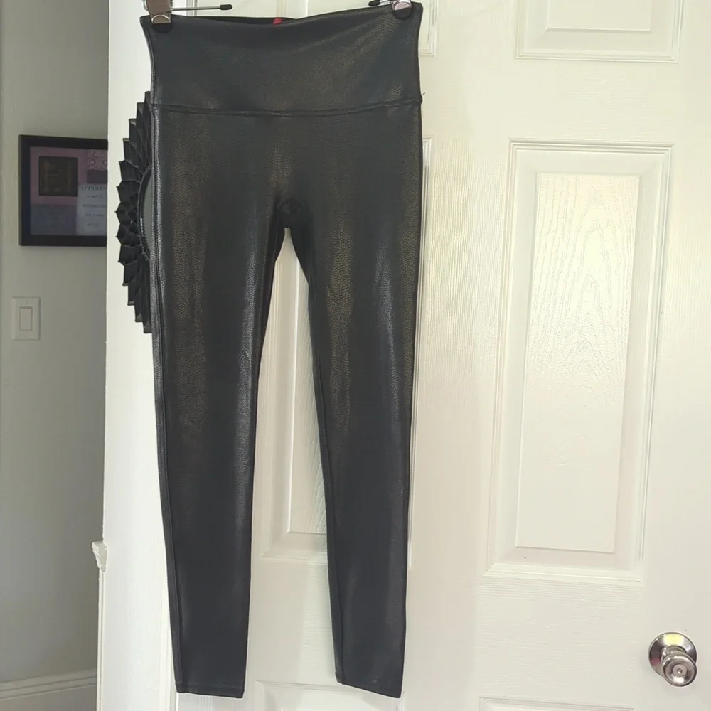 EUC Spanx Faux Leather Pebbled High Waisted Leggings 20186R Large